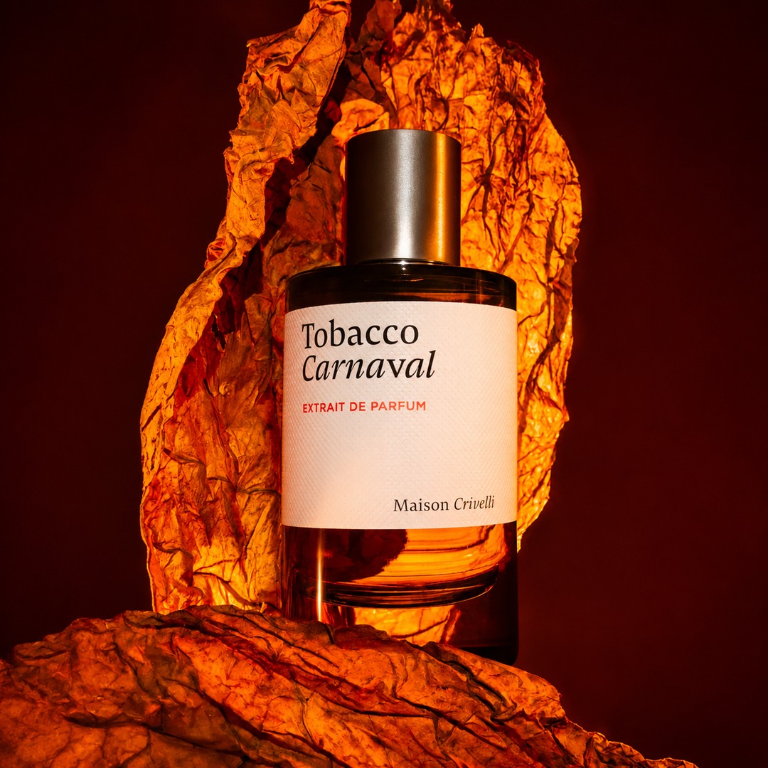 Maison Crivelli TOBACCO CARNAVAL Extrait de Parfum Nischenduft Flakon vor Tabakblättern bei scent amor