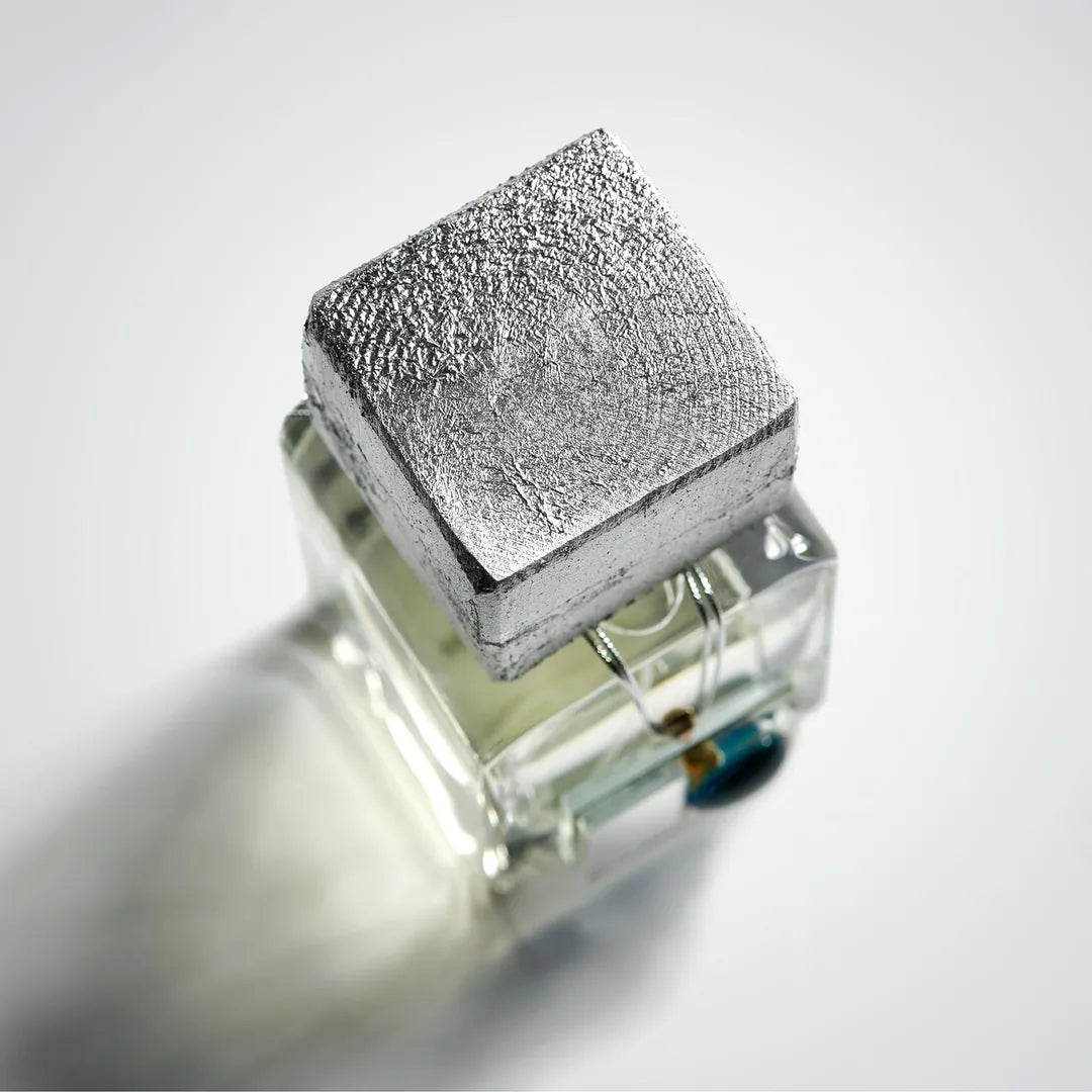 Mendittorosa-NETTUNO-scent-amor-Nischenduft-Extrait-Parfum kuratiert von Georg R. Wuchsa mit Aufnahme der Verschlusskappe