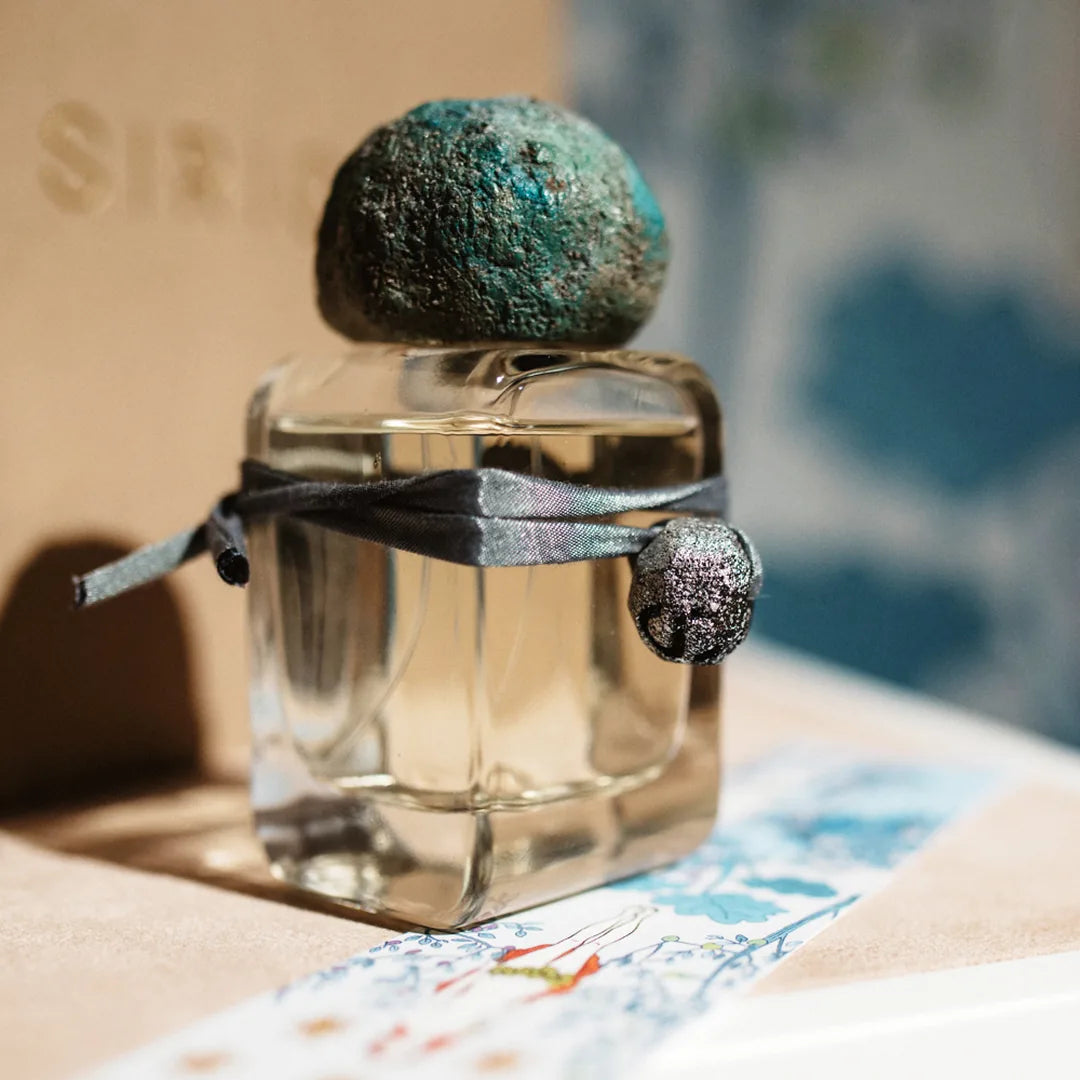 Mendittorosa-SIRIO-scent-amor-Nischenduft-Extrait de Parfum von der Seite fotografiert