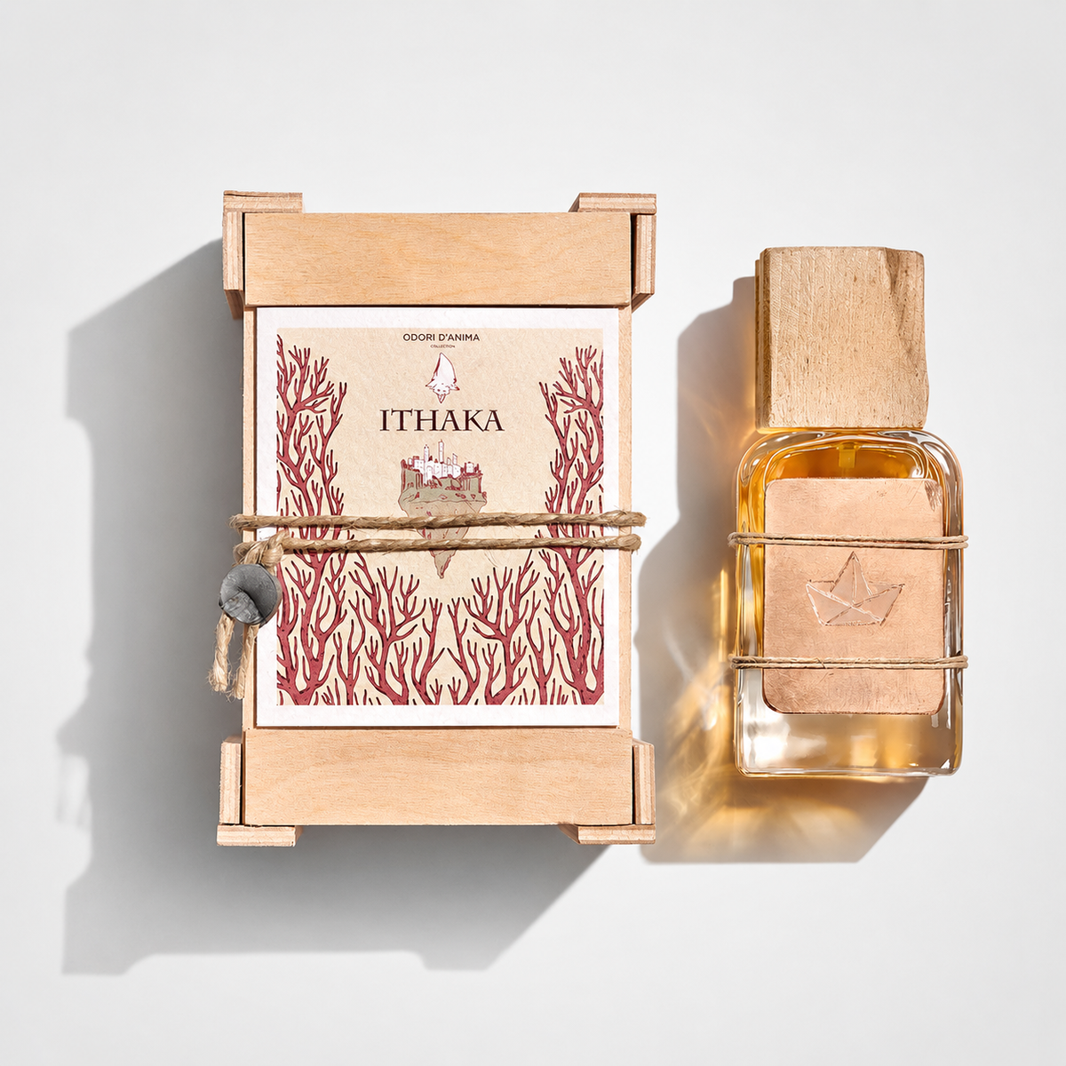 Mendittorosa ITHAKA Eau de Parfum Nischenduft Flakon neben der Holzbox bei scent amor deinem Fachmann für feine Nischendüfte