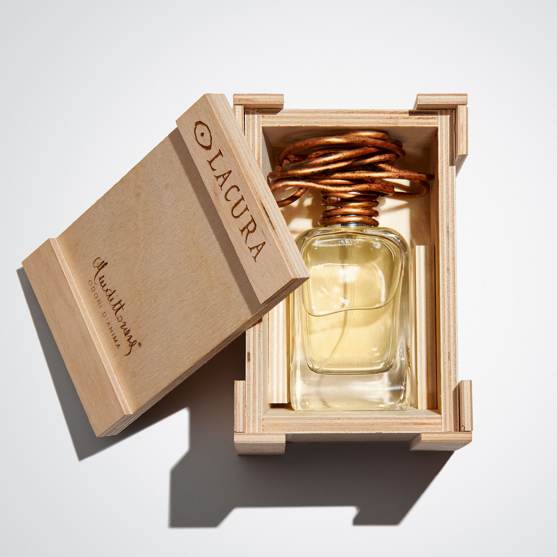 Mendittorosa Lacura Extrait de Parfum von Anne Sophie Behaghel in der offenen Holzkiste für scent amor Fachmann für Nischenparfum und Nischenduft