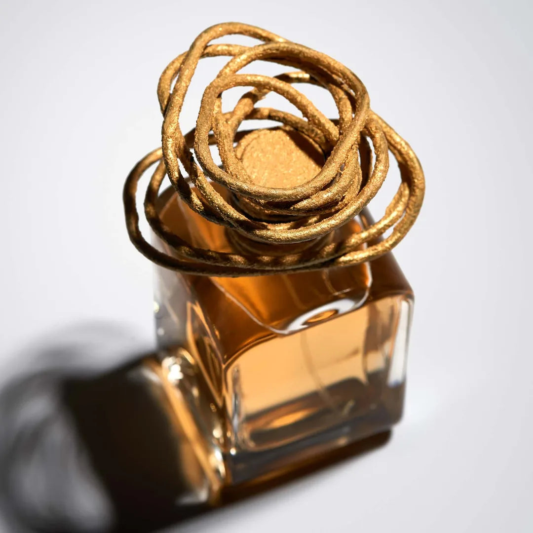 MENDITTOROSA RITUALE  Extrait de Parfum bei scent amor Fachmann für Nischenparfum von oben fotografiert mit Schattenspiel