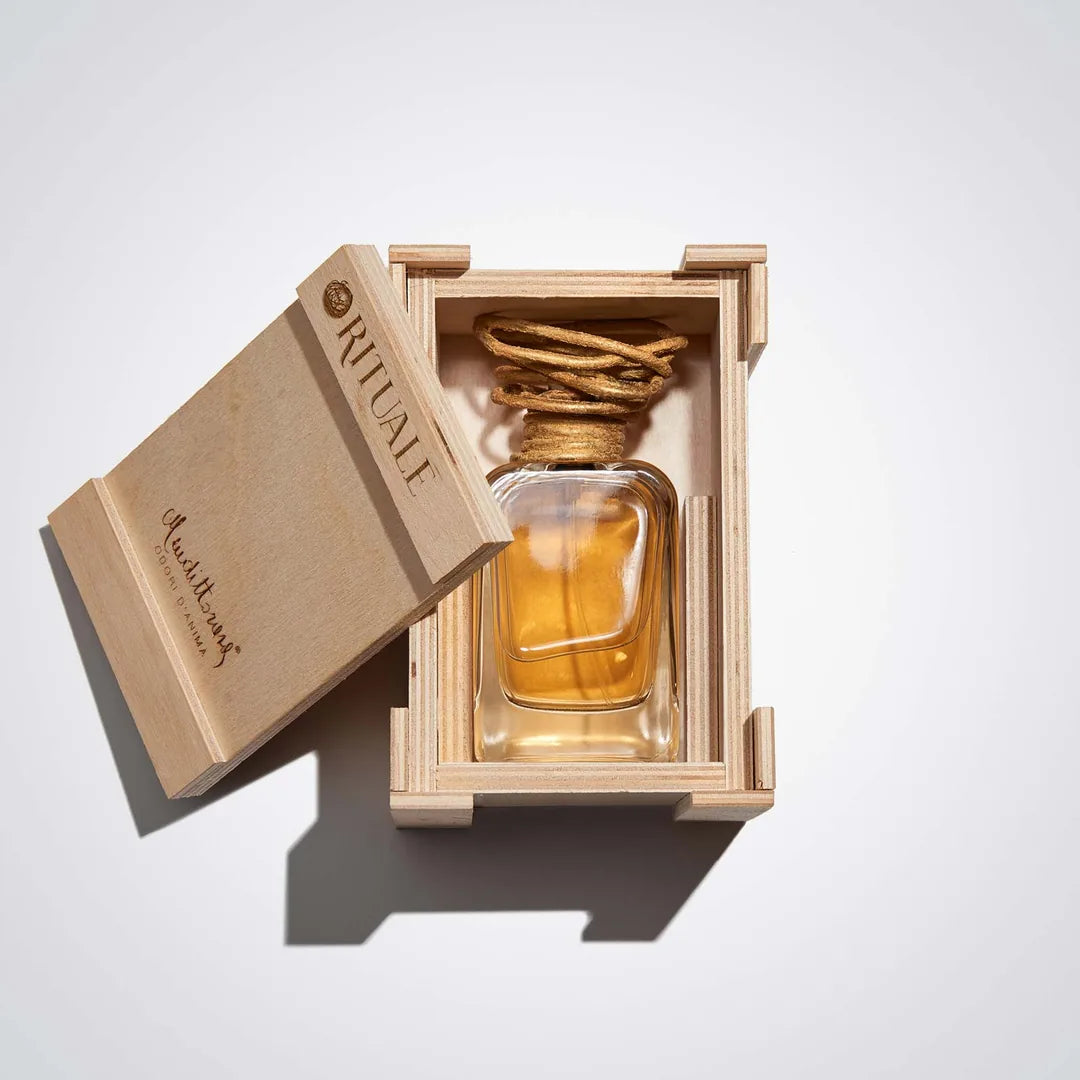 MENDITTOROSA RITUALE  Extrait de Parfum bei scent amor Fachmann für Nischenparfum von oben fotografiert in offener Holzkiste mit Deckel