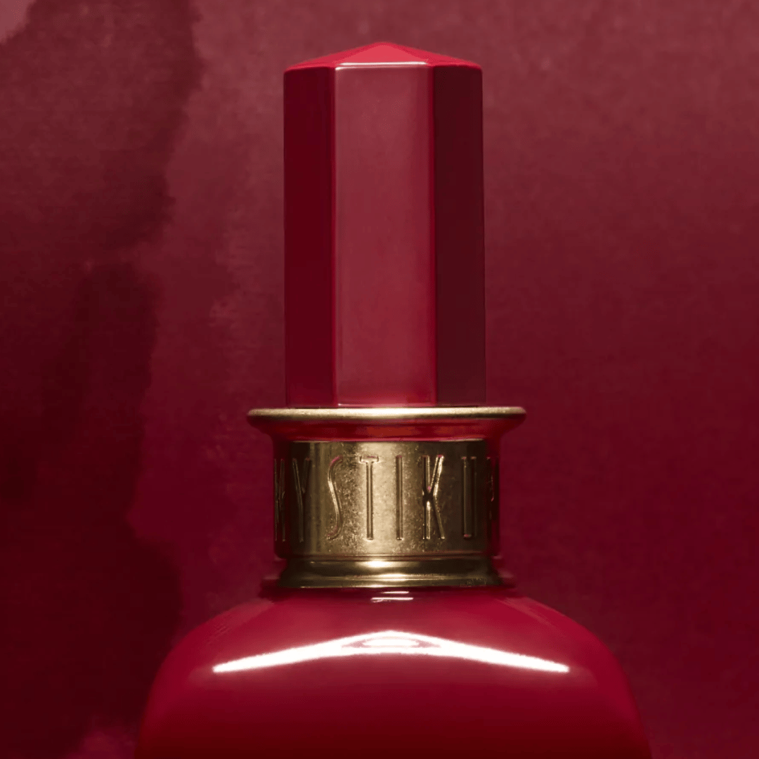 Mystikum Forbidden Rouge Flakon Detail beim Fachmann für Nischenparfums scent amor kuratiert von Georg R. Wuchsa