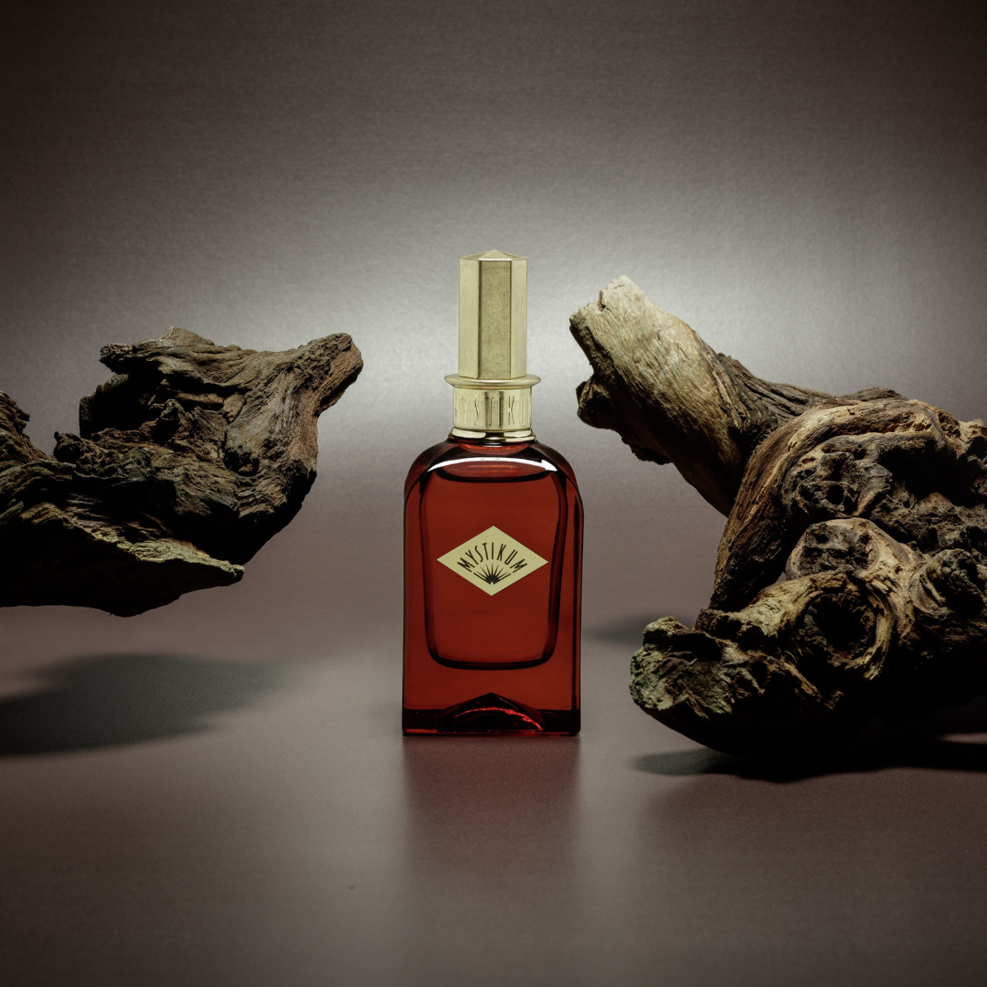 Mystikum Signature Collection SADDLES OF THE SILK ROAD Eau de Parfum Flakon Mood mit Holz