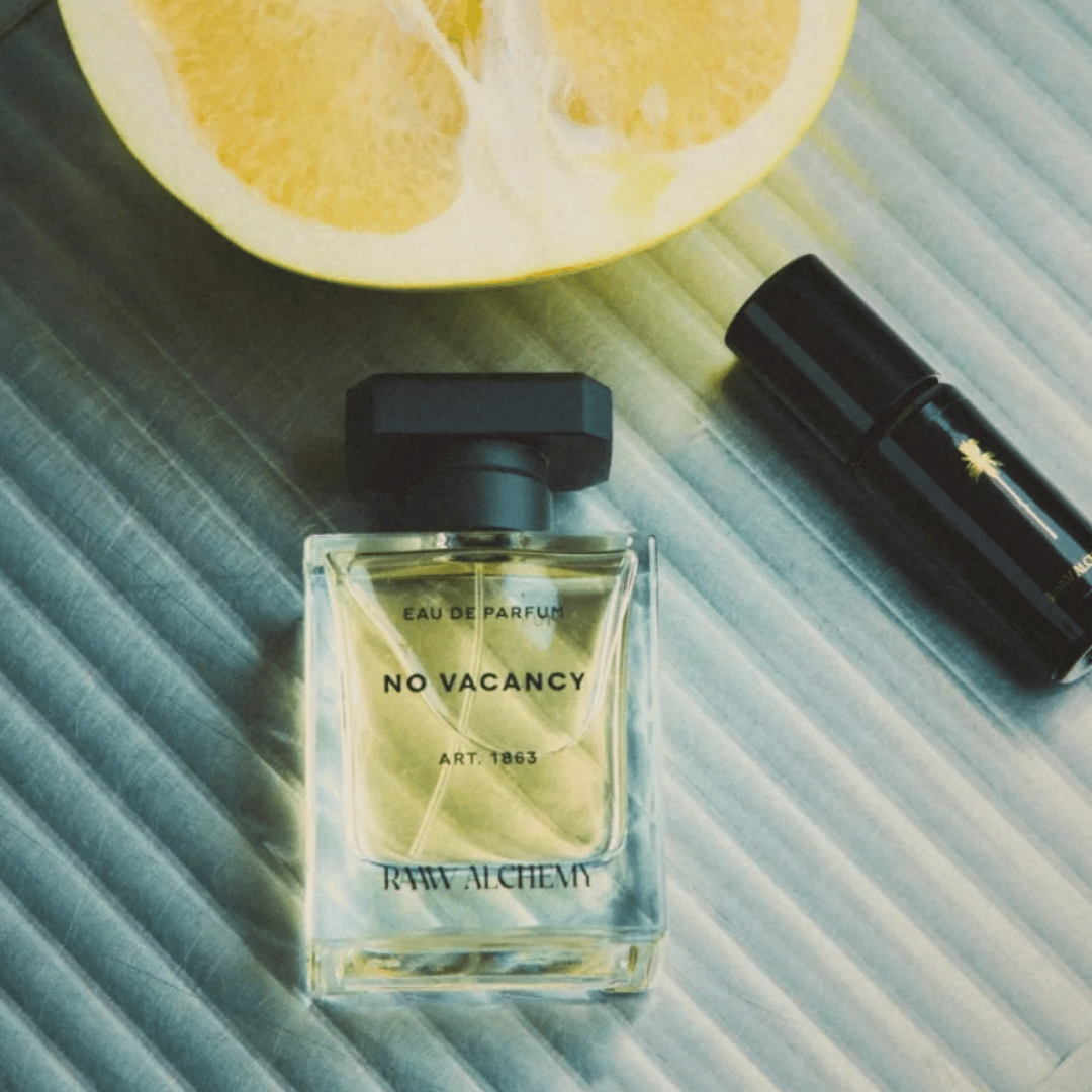 NO VACANCY von RAAW ALCHEMY Nischenduft neben einer halben Grapfruit präsentiert bei scent amor deinem Fachmann für Nischenparfum