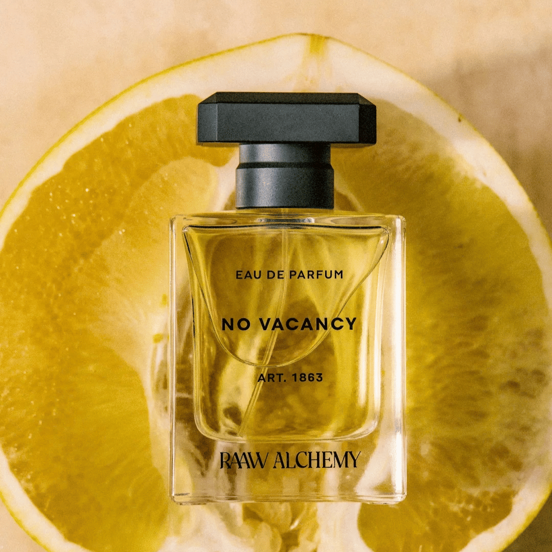 NO VACANCY von RAAW ALCHEMY Nischenduft scent amor vor einer Zitrusfrucht Scheibe präsentiert bei scent amor deinem Fachmann für Nischenparfum