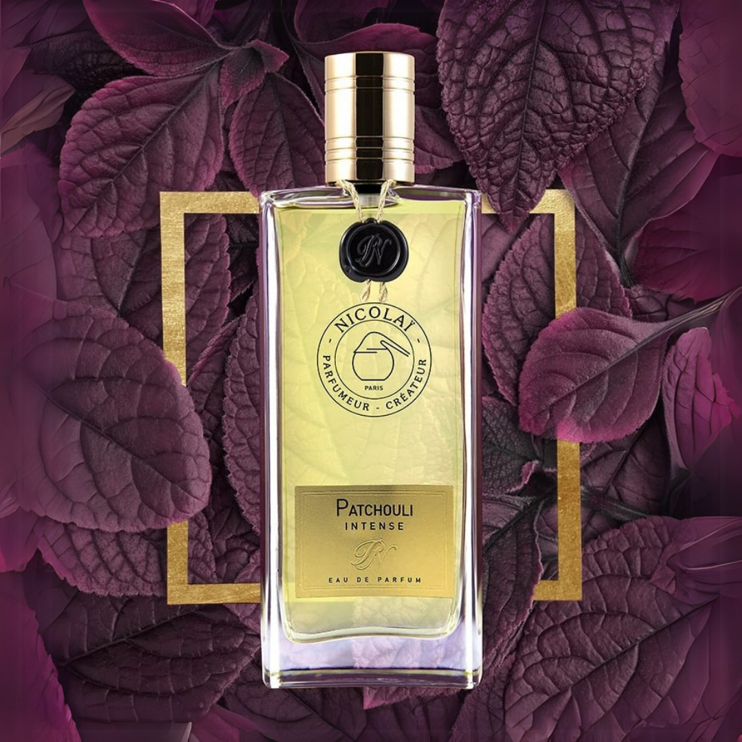 Nicolaï PATCHOULI INTENSE Eau de Parfum Flakon vor lila Blättern scent amor