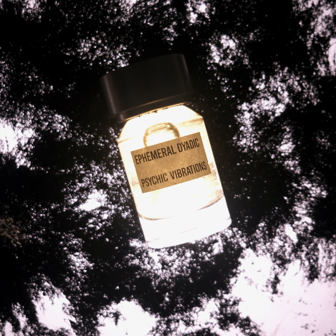 PSYCHIC VIBRATIONS Ephemeral Dyadic bei scent amor Fachmann für die besten Nischenparfums auf schwarz weißem Hintergrund