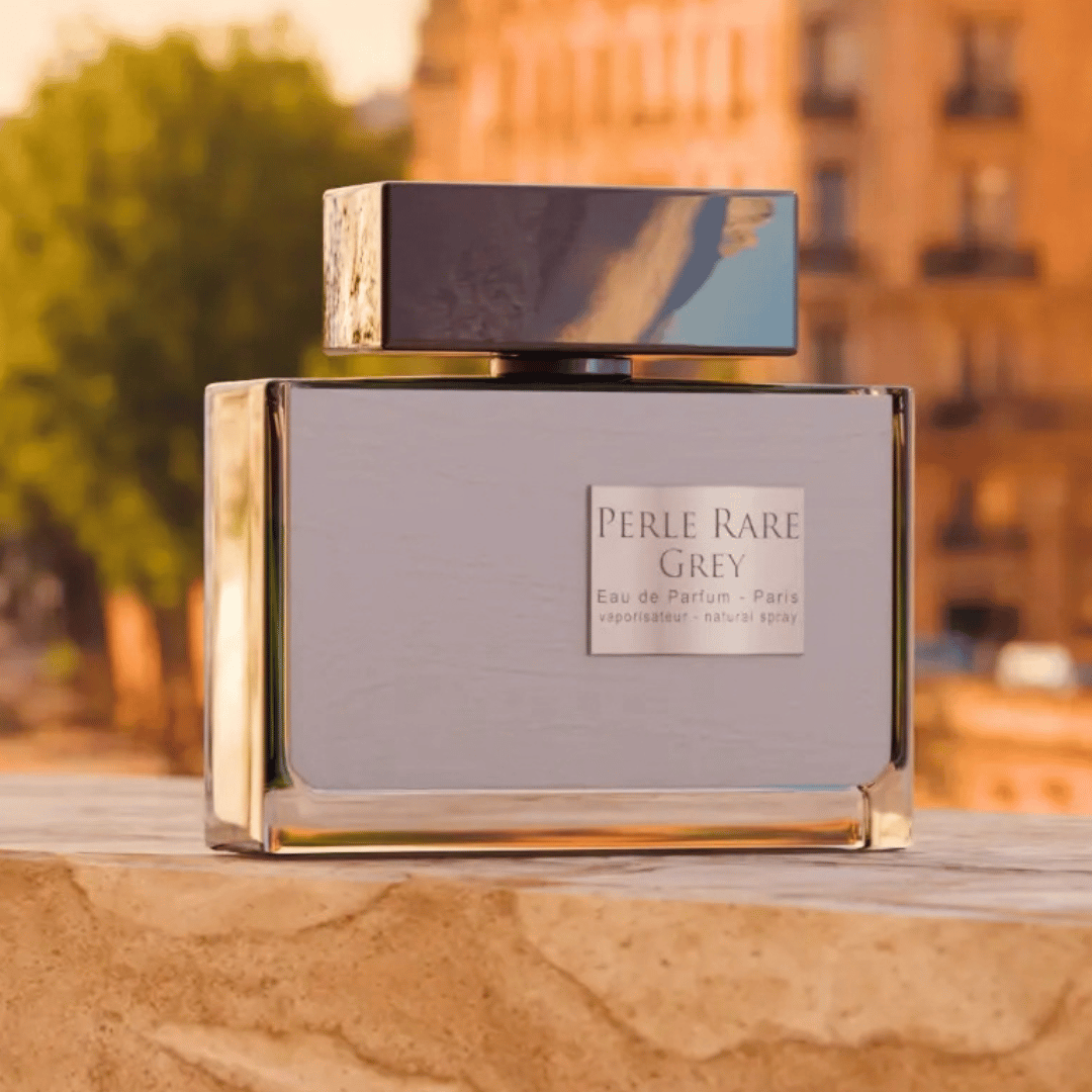 Panouge Paris – PERLE RARE GREY Eau de Parfum Flakon Nischenduft auf sandfarbener Mauer bei scent amor