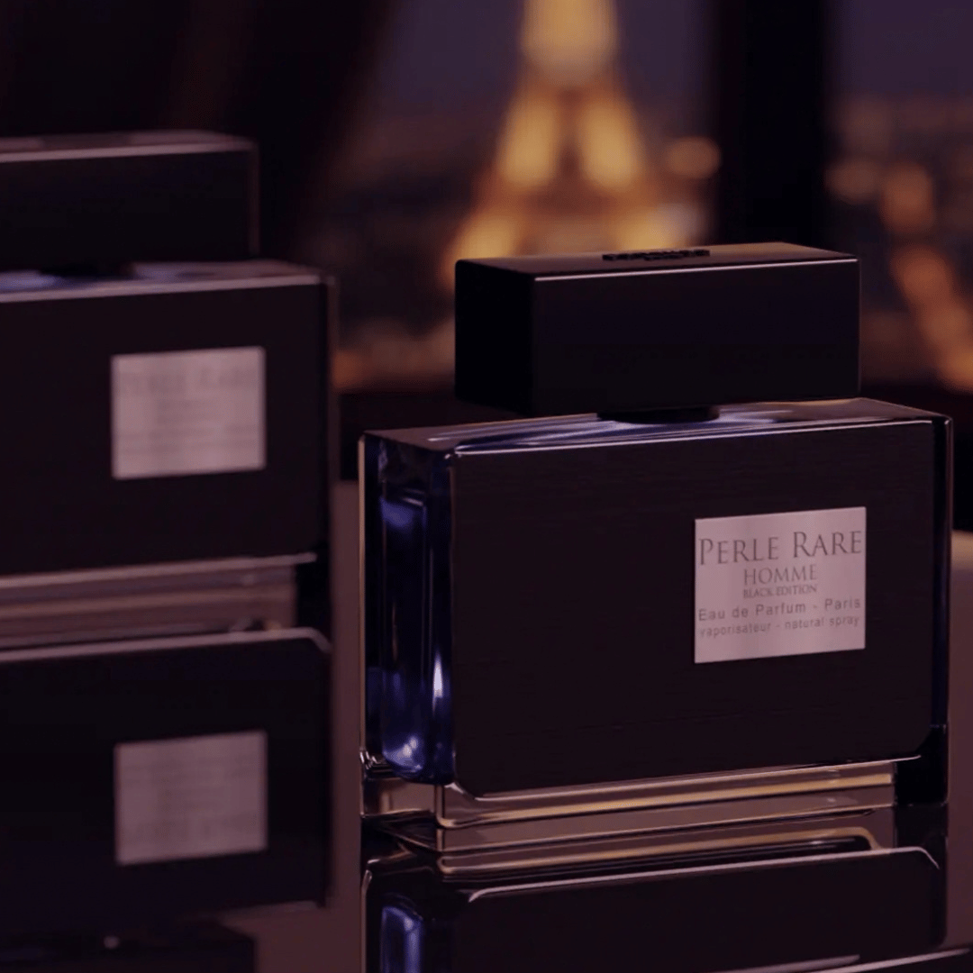 Panouge Paris – PERLE RARE HOMME BLACK Eau de Parfum Flakon im halbschatten vor Eifelturm bei scent amor