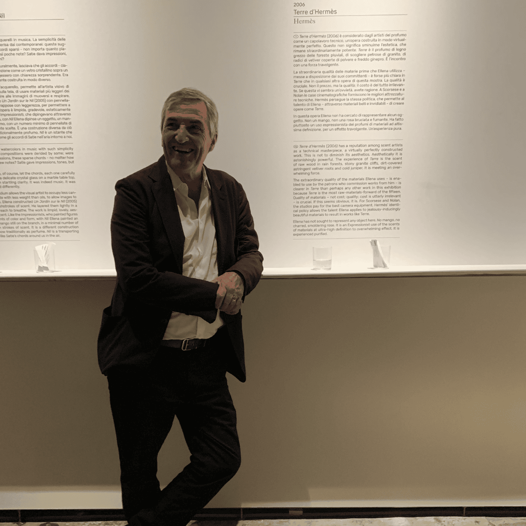 Parfümeur Jean Claude Ellena auf der Pitti Fragrance in Florenz vor einen Terre d'Hermes Poster