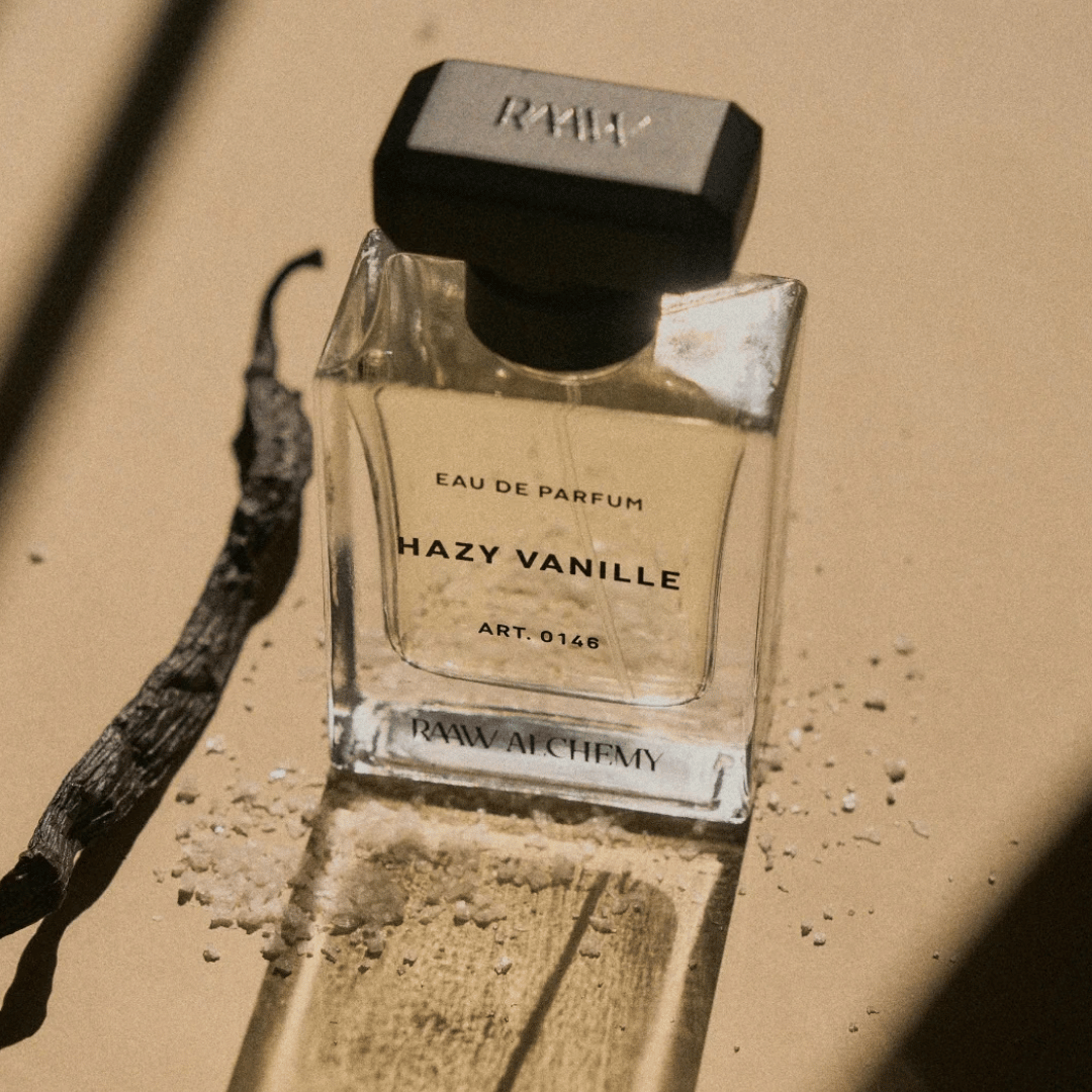 RAAW ALCHEMY Hazy Vanille Eau de Parfum Nischenduft Flakon mit Vanille Schote und Salzkristallen präsentiert bei scent amor Deinem Fachmann für feine Nischendüfte