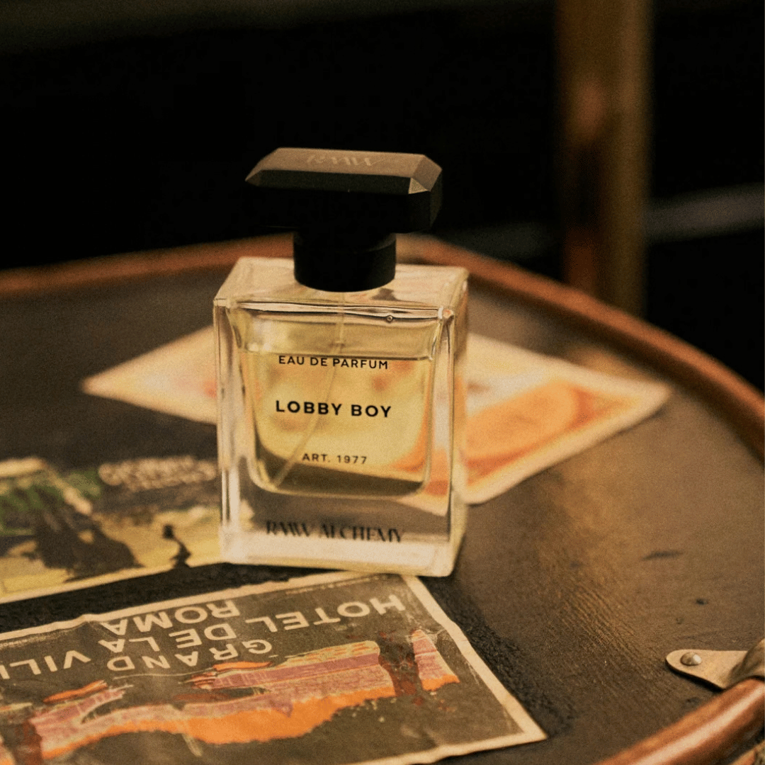 RAAW ALCHEMY – LOBBY BOY Eau de Parfum Nischenduft Flakon auf Tischplatte präsentiert bei scent amor dem Fachmann für Nischenparfum