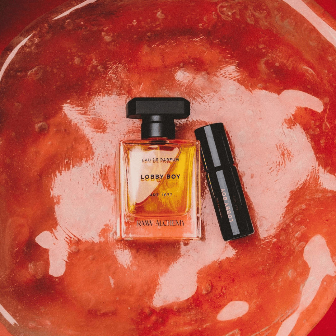 RAAW ALCHEMY – LOBBY BOY Eau de Parfum auf rotem Lack präsentiert bei scent amor dem Fachmann für Nischenduft
