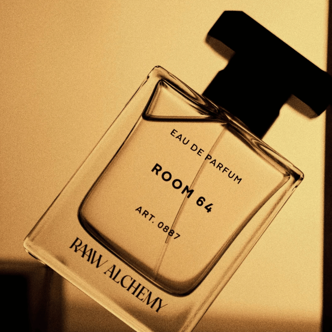 RAAW ALCHEMY ROOM 64 Eau de Parfum Flakon auf Ecke balancierend präsentiert bei scent amor Deinem Fachmann für Nischenparfum