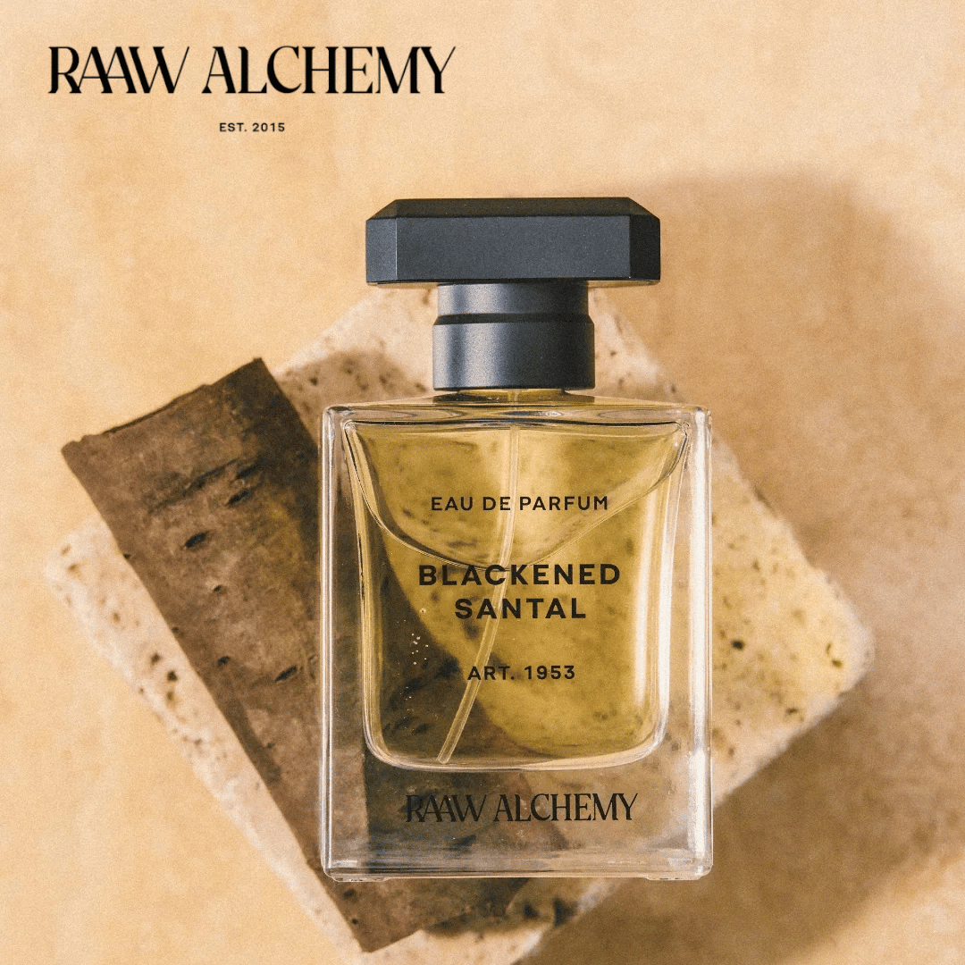RAAW ALCHEMY Blackened Santal Eau de Parfum mit dem Firmenlogo auf Travertin präsentiert bei scent amor