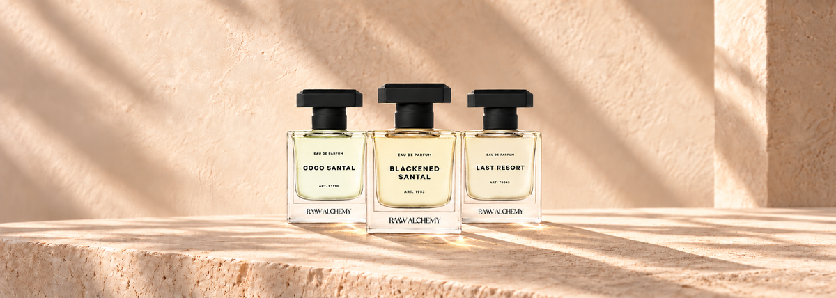RAAW ALCHEMY Nischenduft Flakons auf beigem Travertin präsentiert bei scent amor deinem Fachmann für die feinen Nischenparfums