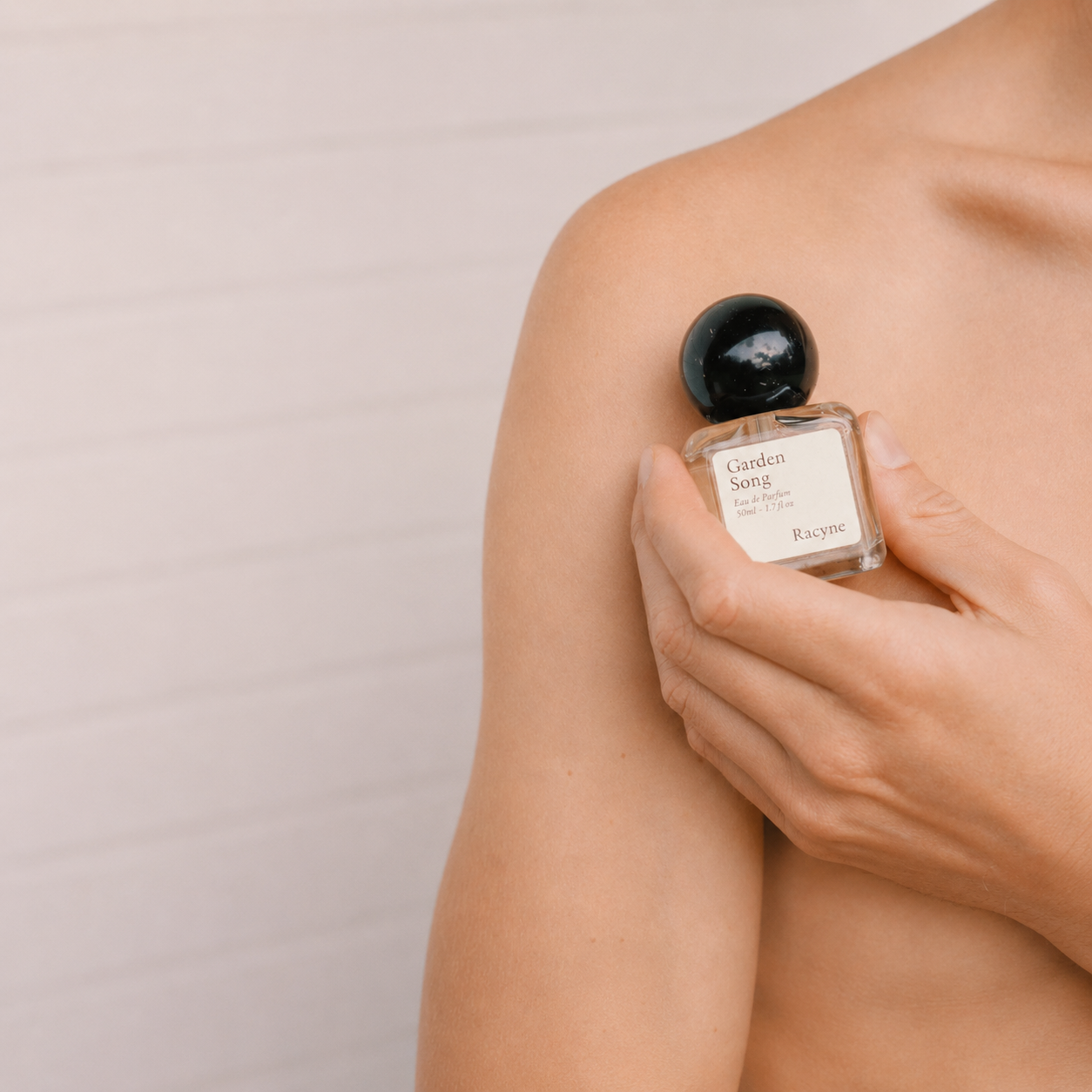 Racyne Garden Song Eau de Parfum  bei scent amor vor weiblicher Haut  