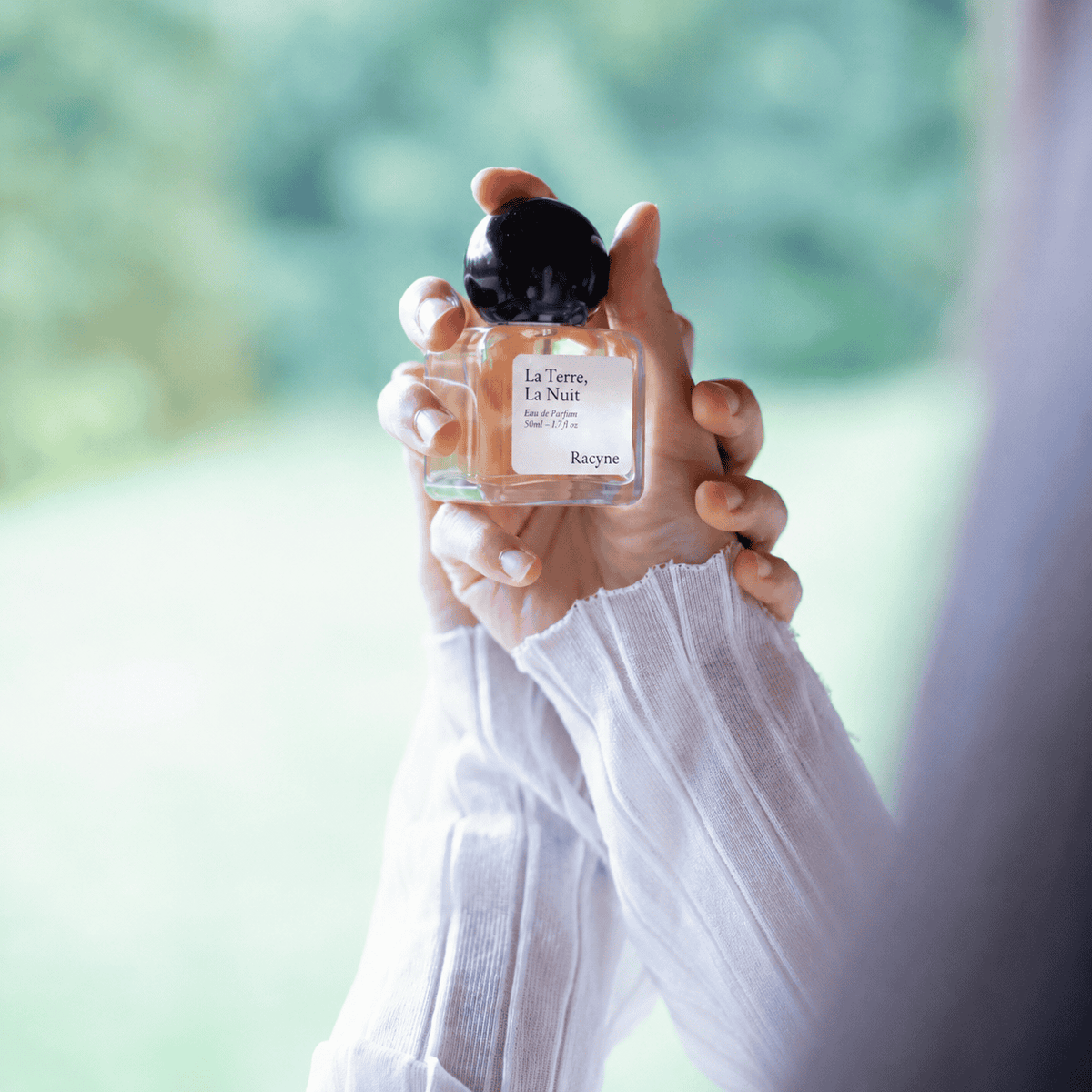 Racyne La Terre La Nuit  Eau de Parfum scent amor gehalten von Frauenhände