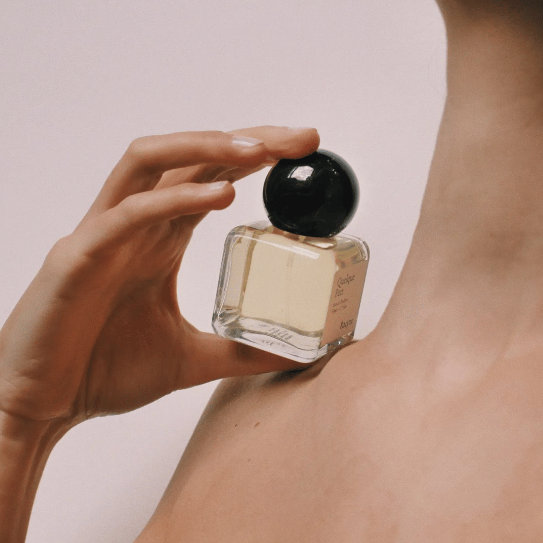 Racyne Quelques Part Eau de Parfum Flakon Frau Hals bei scent amor deinem Fachmann für feine Nischendüfte