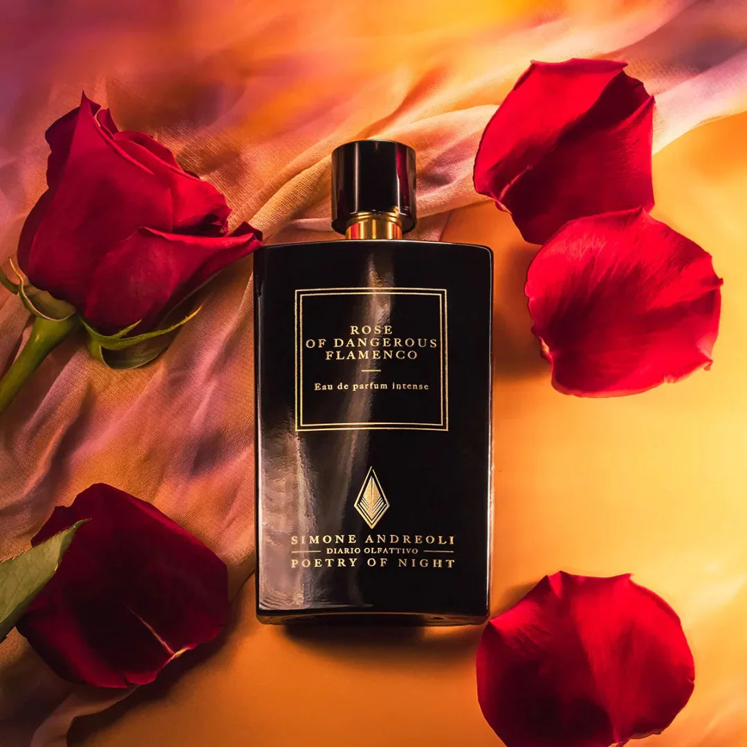 Schwarze rechteckige Parfümflasche "ROSE OF DANGEROUS FLAMENCO" von Simone Andreoli, umgeben von roten Rosenblättern. Bei scent amor deinem Fachmann für Nischenparfum