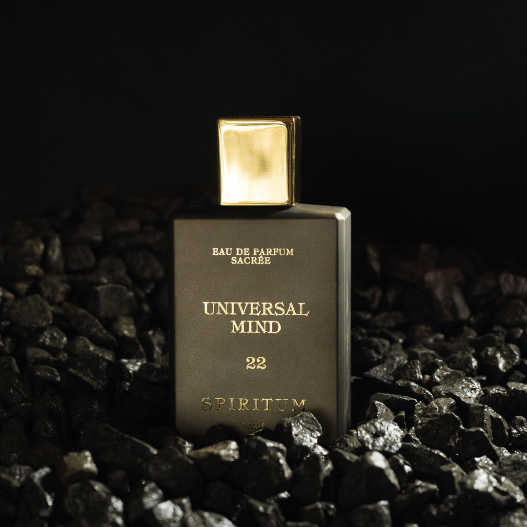 Spiritum Paris UNIVERSAL MIND Eau de Parfum – der Flakon ruht kraftvoll auf schwarzen Steinen, ein Bild der Erdverbundenheit und zeitlosen Eleganz – erlebe den Nischenduft bei scent amor