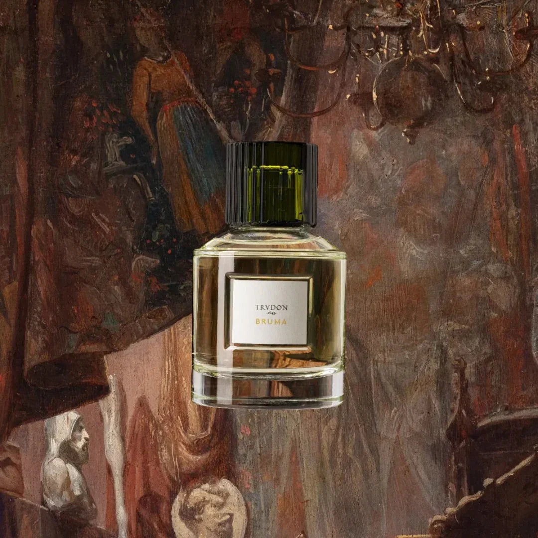 Parfümflakon "BRUMA" von Trudon mit schwarzem Deckel und durchsichtigem Glas, das eine gelbliche Flüssigkeit enthält. Vorgestellt von scent amor deinem Fachmann für Nischenduft