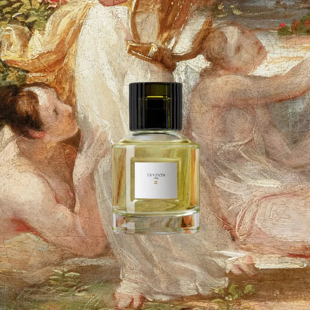 Parfümflakon "II" von Trudon, transparent mit schwarzem Verschluss und Etikett, vor einem klassischen Gemälde platziert. Der Duft wird vorgestellt bei scent amor deinem Fachmann für feine Nischenparfums