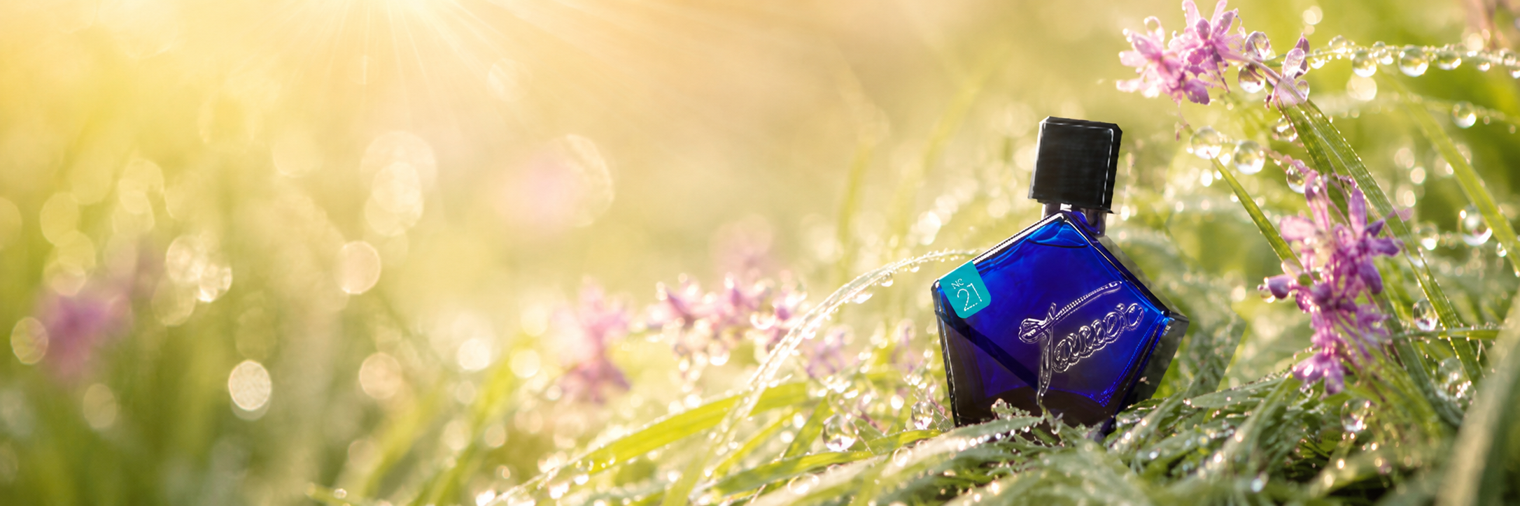 Tauer Perfumes L'ir du Jardin No. 21 bei scent amor. Nischenduft Flakon im versteckten Garten mit Trautropfen