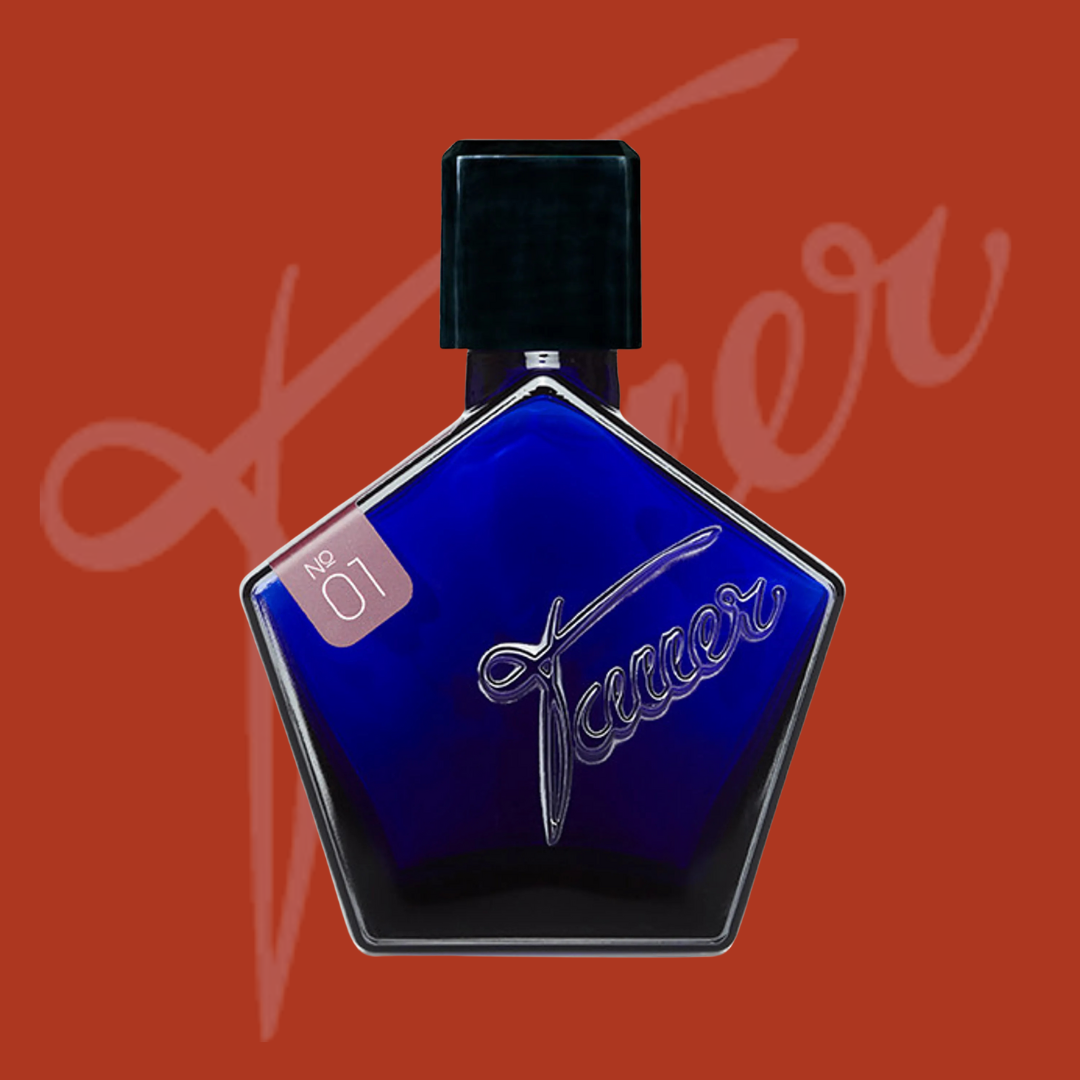 tauer perfumes le marouc pour elle flakon auf rotem hintergrund mit logo