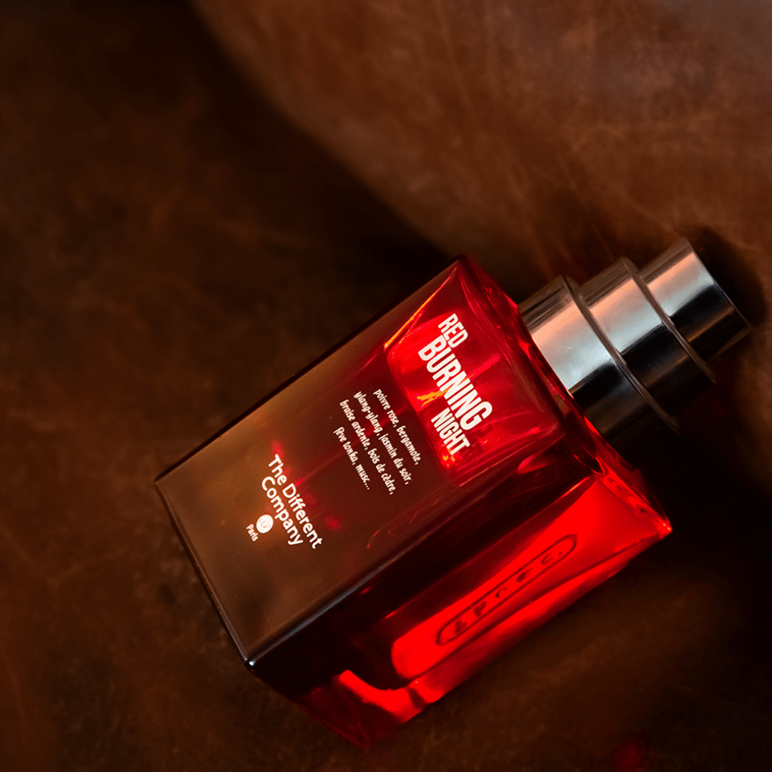 The Different Company – RED BURNING NIGHT – Eau de Parfum Flakon schräg fotografiert bei scent amor Partner für Nischendüfte und Nischenparfums