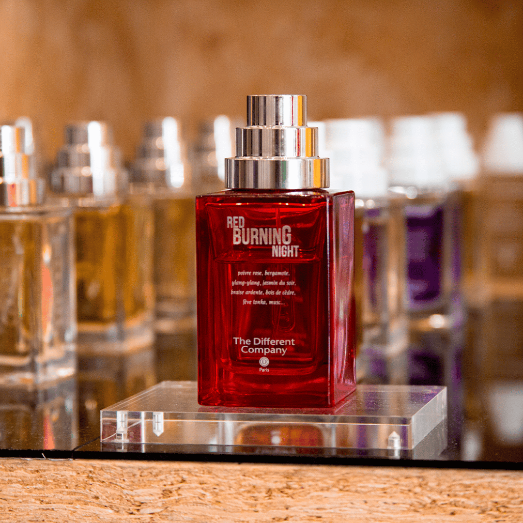The Different Company – RED BURNING NIGHT – Eau de Parfum Nischenduft Flakon vor anderen Flakons von The Different Company bei scent amor