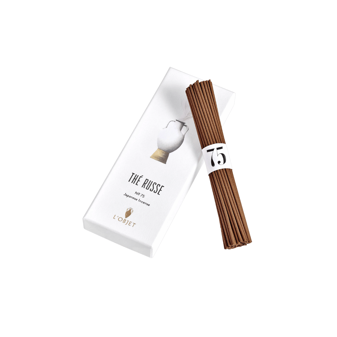 L’OBJET Thé Russe No. 75 Japanese Incense Stick präsentiert mit Verpackung und Amphore bei scent amor deinem Fachmann für edle Accessoires