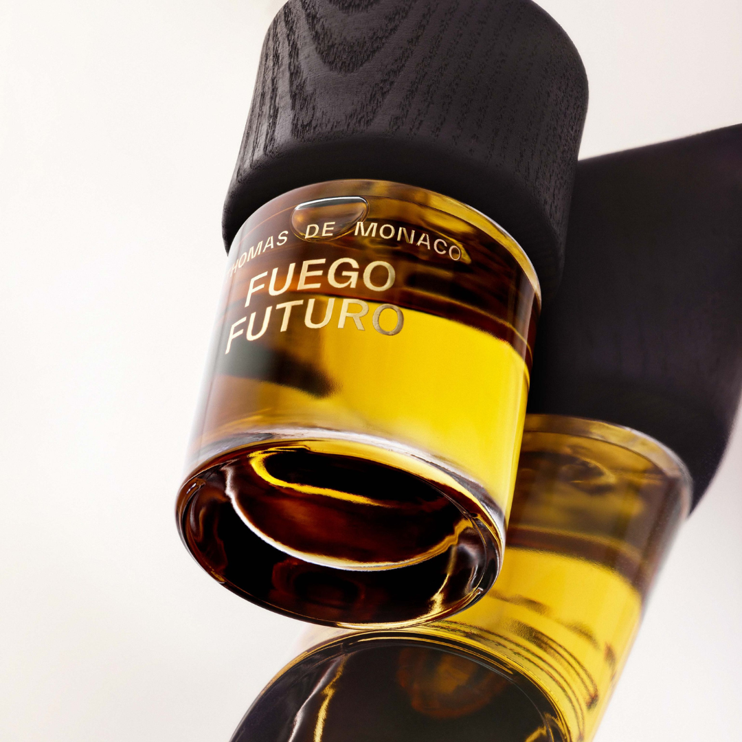 Nischenduft von Thomas De Monaco erhältlich bei scent amor - Eau de Parfum Fuego Futuro Flakon auf weissem Hintergrund und Spiegelbild