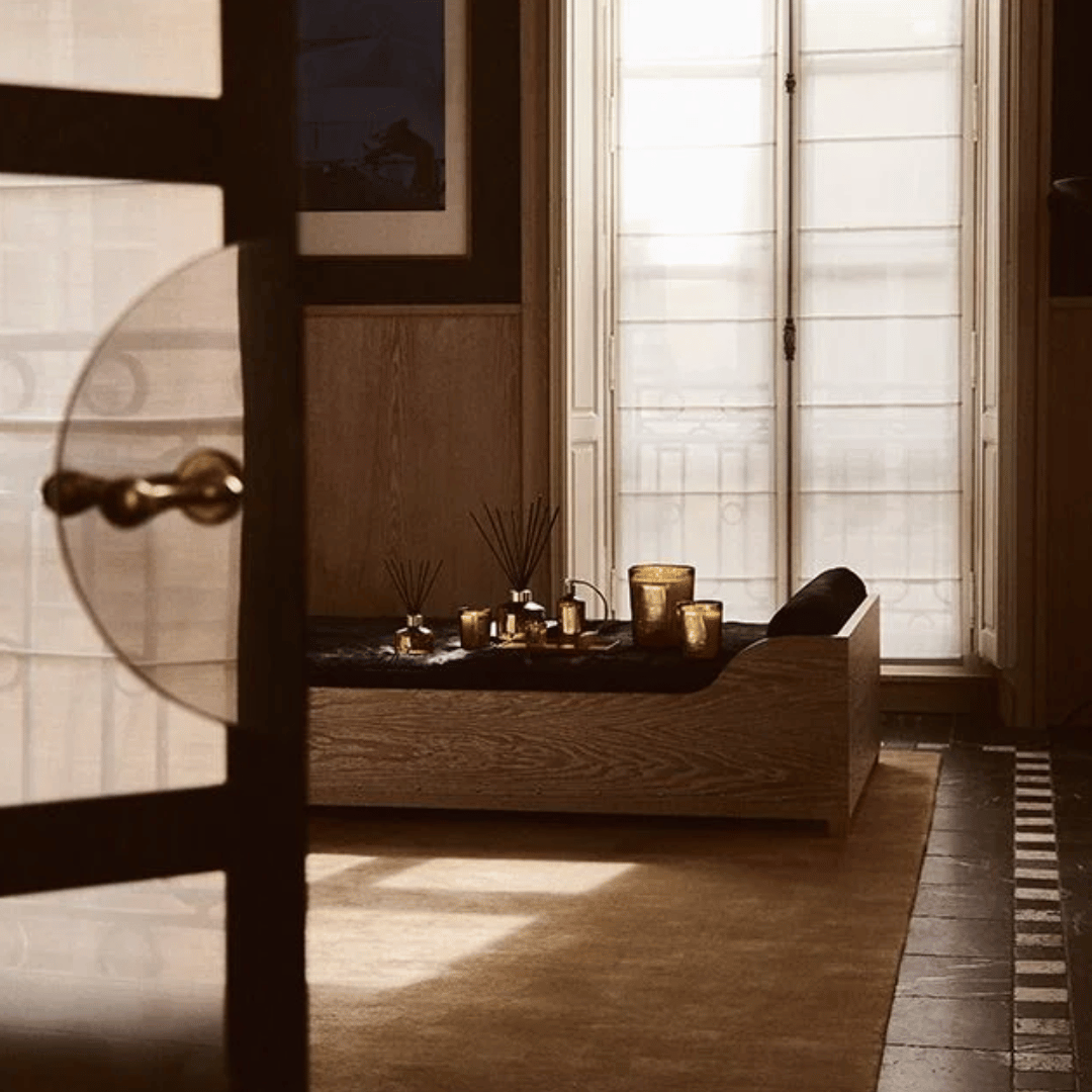 Blick durch offene Tür auf das Sortiment von Trudon mit Duftkerzen und Diffusoren und Handseife und Handlotion bei scent amor
