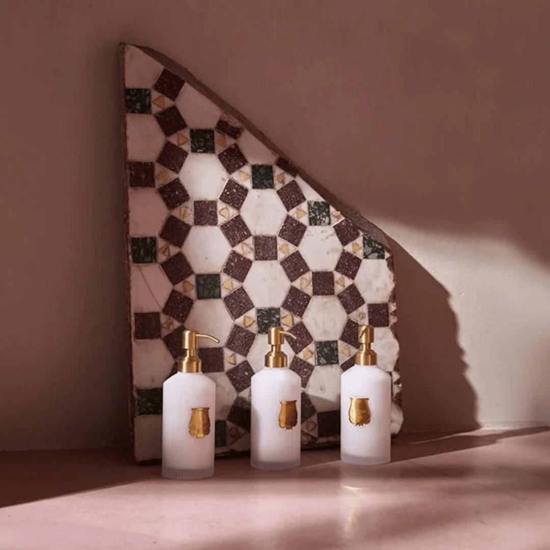 Trudon Handlotion im Pumpspender vor Marmorplatte bei scent amor deinem Fachmann für die feinen Nischendüfte und edle Kosmetik 
