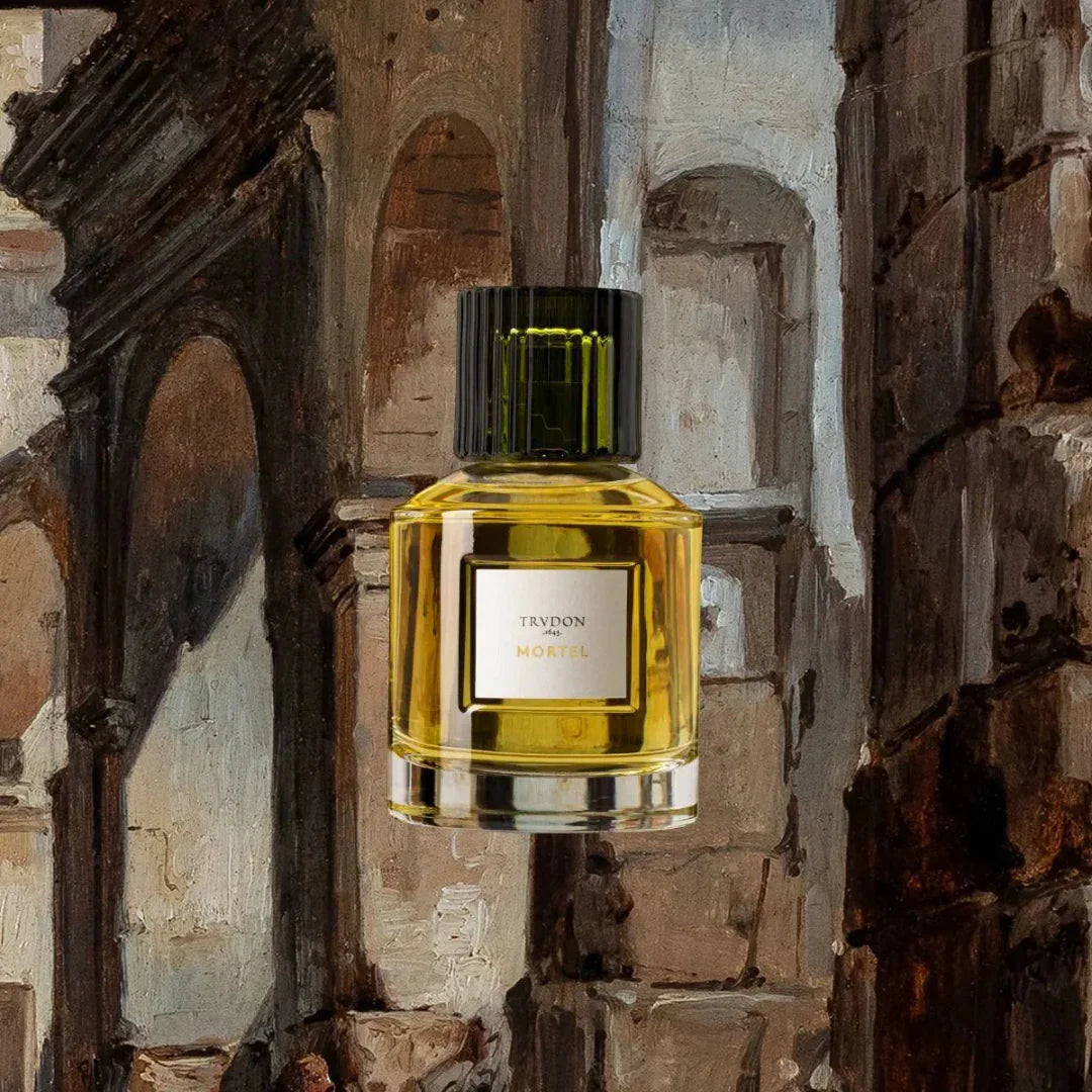 Parfümflakon "MORTEL" von Trudon in einem klassischen rechteckigen Design mit schwarzer Kappe und goldener Flüssigkeit. Präsentiert vom Fachmann für Nischendüfte - scent amor!