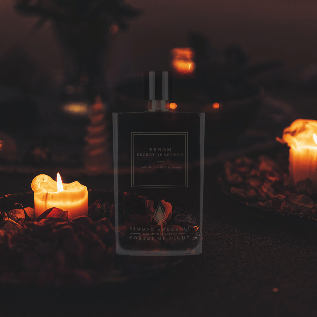 Simone Andreoli VENOM Secret of Shaman transp Flakon auf dunklem Hintergrund bei scent amor