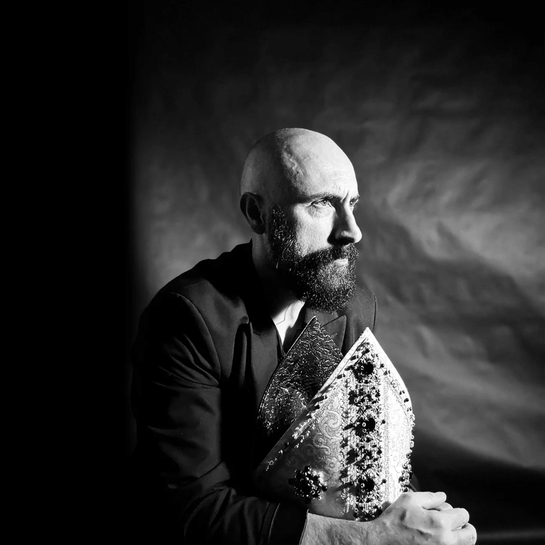 Filippo Sorcinelli VULNUS Extrait de Parfum Sorcinelli in schwarz weiss mit Bischofsmütze