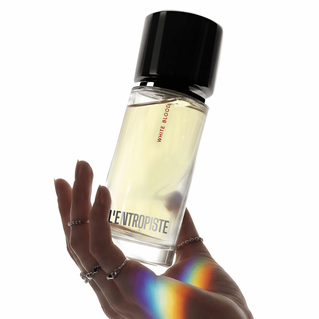 White Blood L'Entropiste in einer Frauenhand bei scent amor deinem Fachmann für feine Nischendüfte