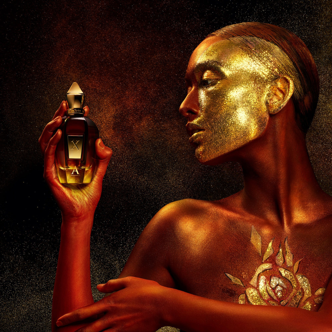 Xerjoff Alexandria II Eau de Parfum in der Hand einer goldenen Frau – ein geheimnisvoller Oud-Duft mit sinnlicher Aura, magisch in Szene gesetzt bei scent amor