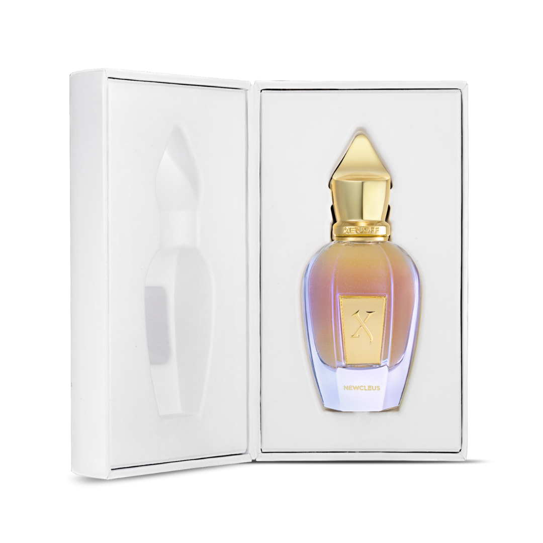 Xerjoff Newcleus Eau de Parfum präsentiert sich in geöffneter weißer Box - luxuriöser Nischenduft mit kunstvoller Inszenierung, exklusiv bei scent amor erleben
