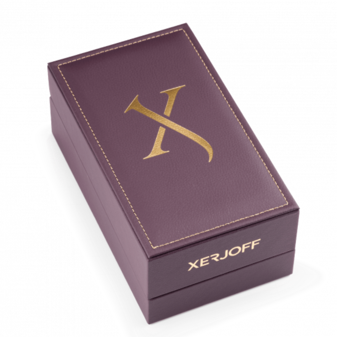 Geschlossene lila Box von Xerjoff White on White Eau de Parfum - kunstvoll verpackter Nischenduft der Spotlight Kollection, jetzt bei scent amor entdecken