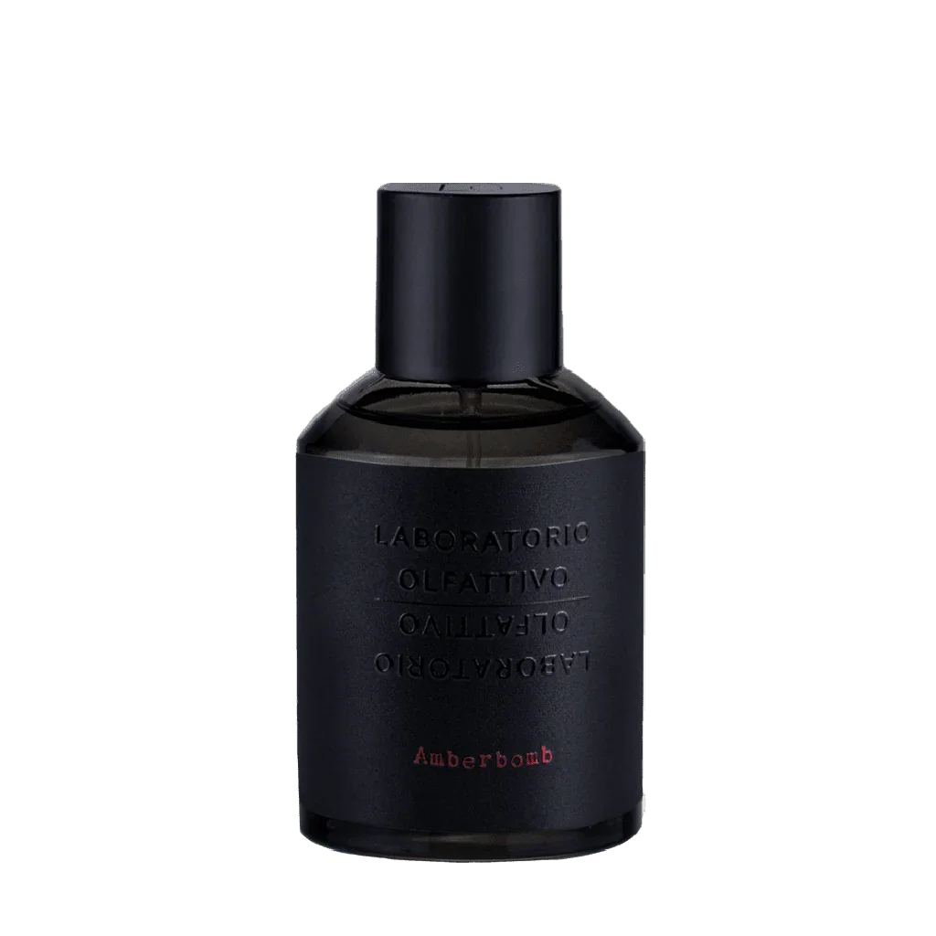 Schwarzes Flakon mit mattem Finish, "Amberbomb" und "Laboratorio Olfattivo" in Rot aufgedruckt bei scent amor  Intense Collection