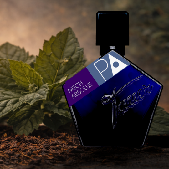 Andy Tauer Patch Absolue Parfum, dunkelblauer Flakon vor grünen Patchouli-Blättern und erdiger Duftkulisse inszeniert, erhältlich bei scent amor.