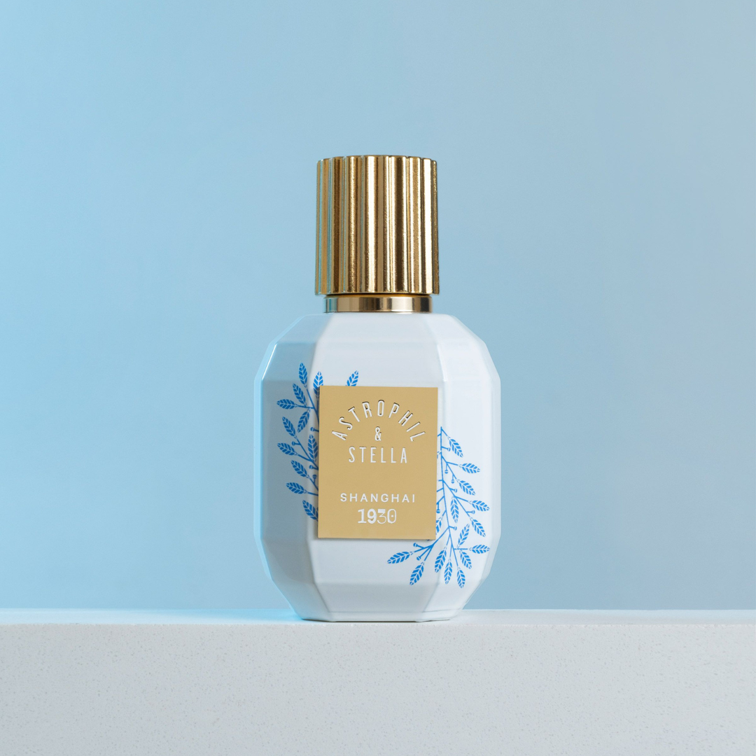 Astrophil & Stella Shanghai 1930 Extrait de Parfum – Flakon vor sanft blauem Hintergrund, Sinnbild für Leichtigkeit und Eleganz bei scent amor
