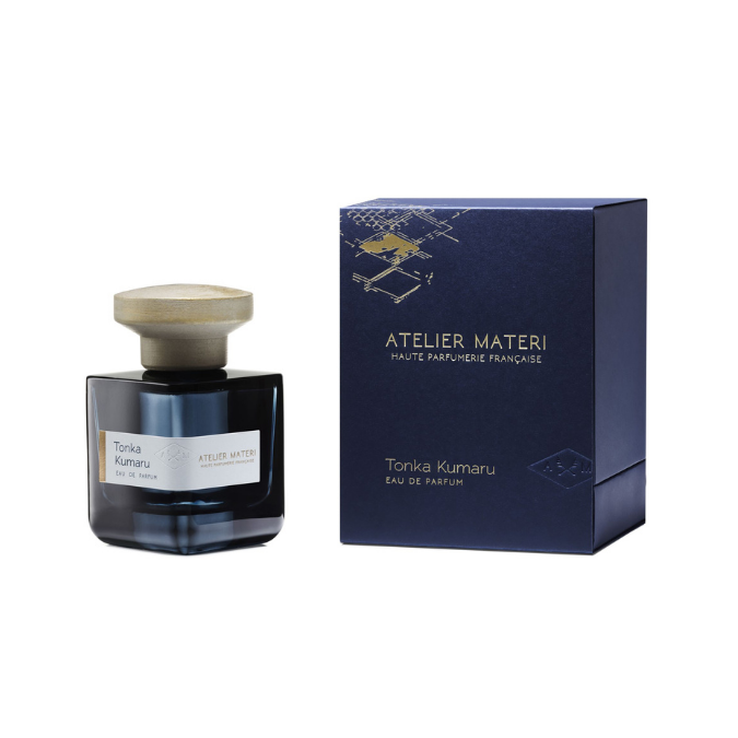 Atelier Materi Tonka Kumaru Eau de Parfum, Duftflakon neben eleganter Verpackung in tiefem Blau, hochwertig und stilvoll, erhältlich bei scent amor.