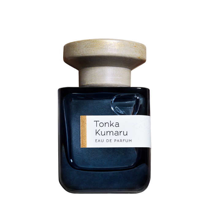 Atelier Materi Tonka Kumaru Eau de Parfum, eleganter dunkelblauer Duftflakon mit hellem Verschluss, warm und sinnlich interpretiert, erhältlich bei scent amor.