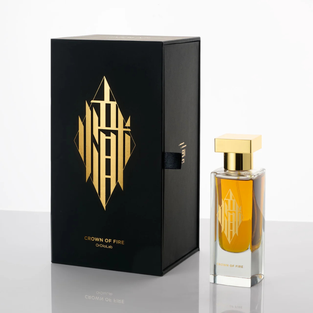 Azman Perfumes Crown of Fire Extrait de Parfum, luxuriöser Flakon neben schwarzer Box mit goldener Prägung, edle Duftpräsentation, erhältlich bei scent amor.